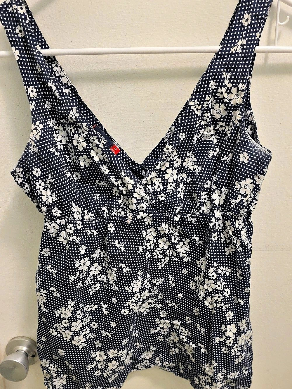 Old Navy Floral V-Neck Tank Top in Blue & White - Picture 2 of 3